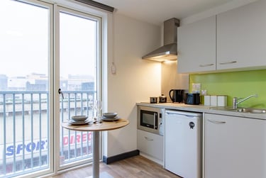 1 bed studio, Raleigh Street, City Centre, Plymouth, PL11ET - Image 3